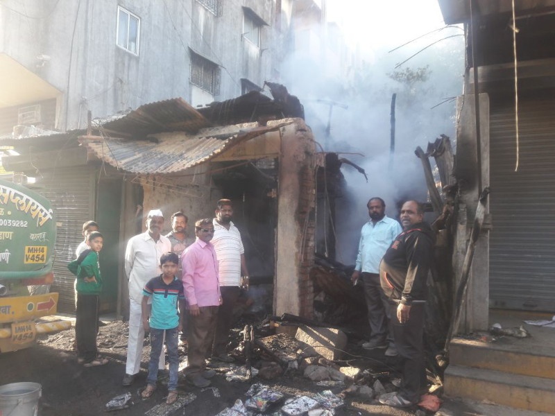 Shortcircuit in Wadgaon Mawal; burnt shop & home need materials | वडगाव मावळमध्ये शॉटसर्किटमुळे लागलेल्या आगीत दुकानासह संसारोपयोगी साहित्य जळून खाक