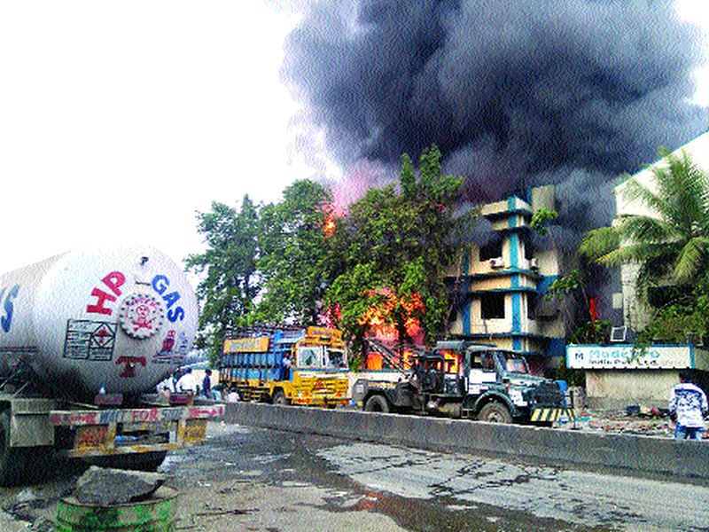  Large factory explosion, fire alarm in Turbhe A 5-kilometer stretch of the voice shook the voice | तुर्भेतील कारखान्यात भीषण स्फोट , आगीचा वेढा; आवाजाने पाच किलोमीटरचा परिसर हादरला