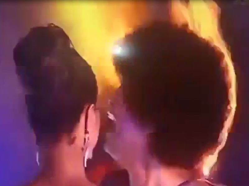 video miss africa 2018 catches fire moments after winning crown | Video : ‘मिस आफ्रिके’च्या केसांना स्टेजवर लागली आग