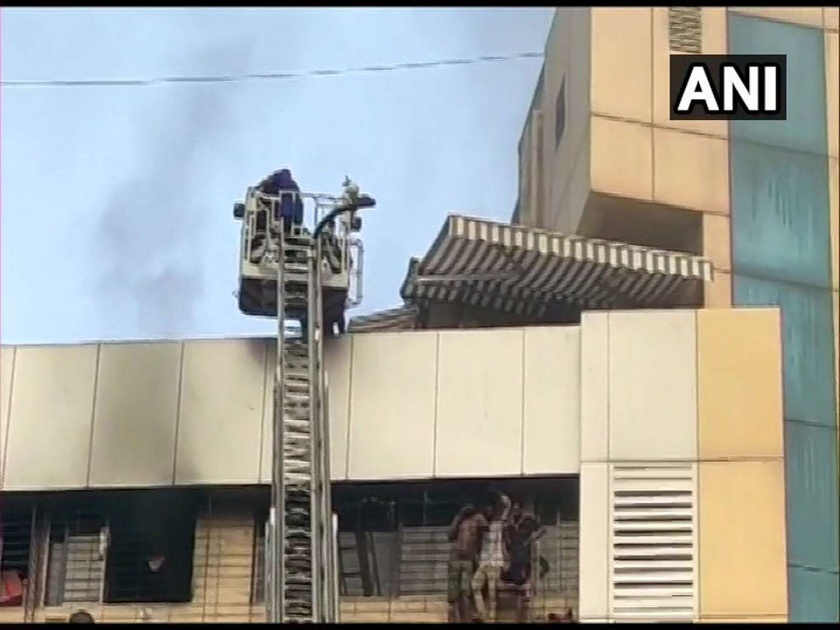 Fire at residential building near Dreamland Cinema in Mumbai | मुंबईत ड्रीमलँड सिनेमाजवळील रहिवासी इमारतीला आग, एकाचा मृत्यू