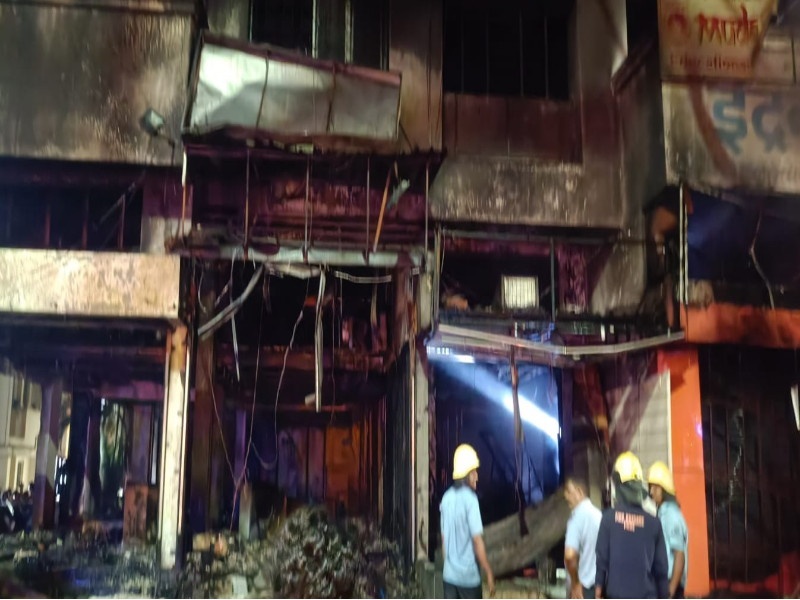 Heavy fire in 4 shops in Pune, entire shops burnt down; Two people were injured. | स्फोटामुळे हादरला सातारा रस्ता, भिंती फुटल्या अन् शटरही तुटले...! 4 दुकाने आगीच्या भक्ष्यस्थानी...