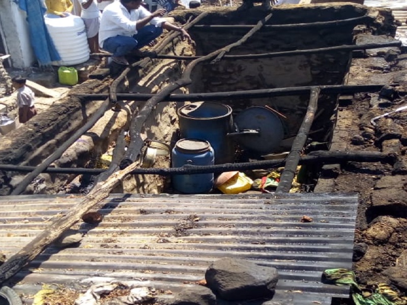 two hoses burnt at jaypurwadi in Hingoli | दोन घरांना आग लागून लाखोंचे नुकसान; आग विझविण्यासाठी पाणीच नसल्याने ग्रामस्थ हतबल