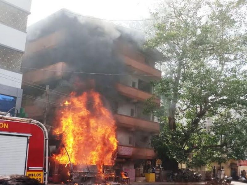  Fire at Dombivali Durbar Hotel | डोंबिवली दरबार हॉटेलला आग, आगीत हॉटेल पूर्णपणे जळून खाक