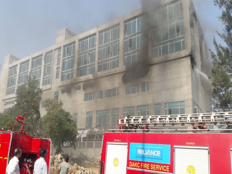 Fire at the hospital's building in Dhirubhai Ambani Nellays City | धीरूभाई अंबानी नाॅलेज सिटीमधील रुग्लालयाच्या इमारतीला आग