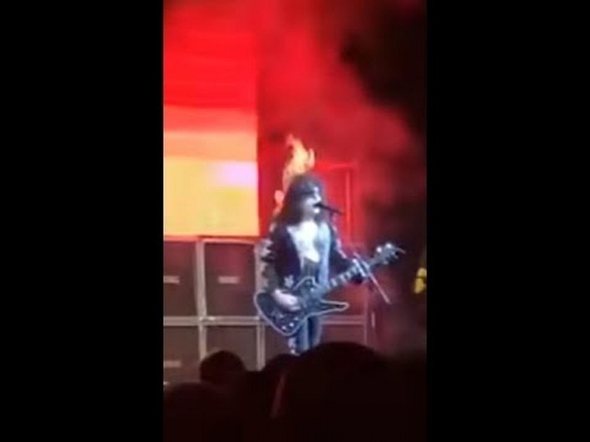 Viral Video : Singer hair caught fire on stage still singing a song | Viral Video : आतषबाजीमुळे गायकाच्या केसांमध्ये लागली आग, तो गातच राहिला नव्हते त्याला भान! 
