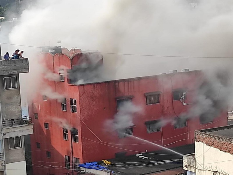 Terrible fire to finance company due to short circuit | Fire In Pimpari: फायनान्स कंपनीला शॉर्टसर्किटमुळे भीषण आग