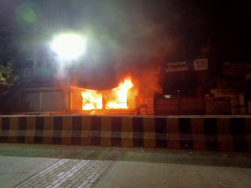 Parbhani fire burns three ATM machines | परभणीत आगीमध्ये तीन एटीएम मशीन जळून खाक