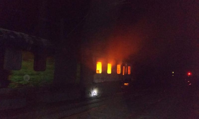 Fire to Rajdhani Express : Passengers shortly shaved | राजधानी एक्स्प्रेसला लागली आग : प्रवासी थोडक्यात बचावले