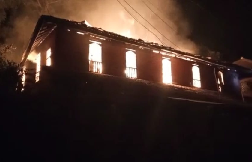 In Ratnagiri, a house caught fire in the middle of the night | रत्नागिरीत मध्यरात्री आगीत घर जळून १३ लाखाचे नुकसान
