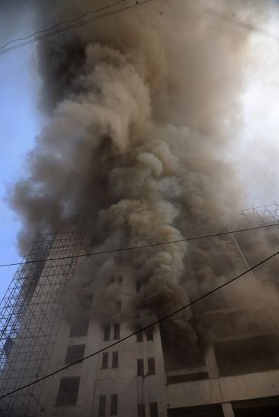Nagpur's constructing hospital auditorium cought fire, 12 laborers injured | नागपुरात निर्माणाधीन हॉस्पिटलच्या ऑडिटोरियमला भीषण आग, १२ मजूर जखमी