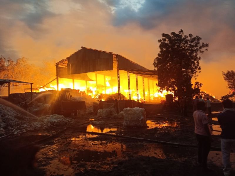 Massive fire at Indus Paper Mill near Satnavari in Nagpur district; Destroy goods worth Rs 20 crore | नागपूर जिल्ह्यातील सातनवरीनजीकच्या इंडस पेपर मिलला भीषण आग ; २० कोटींचा माल खाक