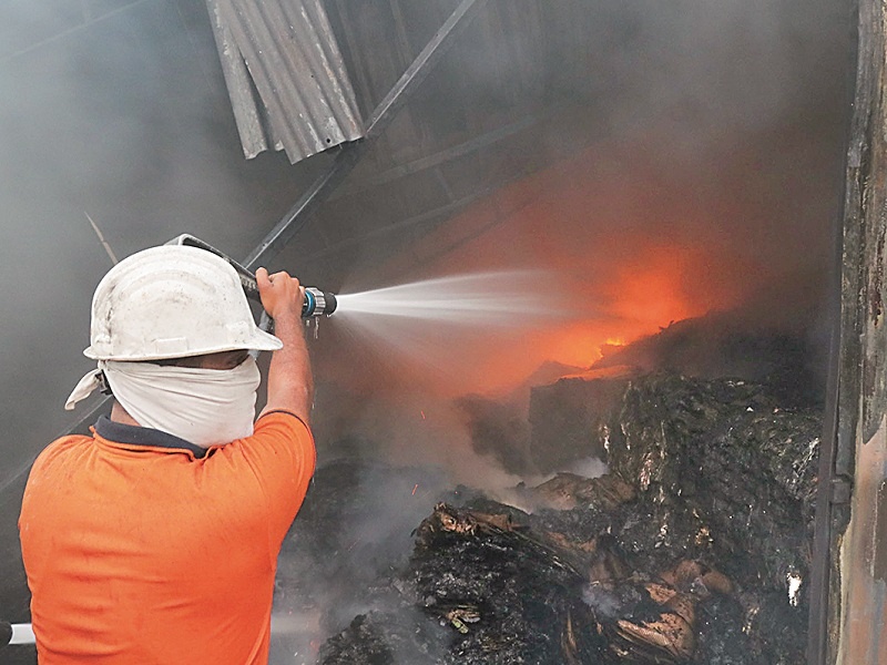 Dangerous industries in Nararegaon are being started; There were 5 incidents of fire in two years | नारेगावात कचरापट्टीआड सुरु आहेत धोकादायक उद्योग; दोन वर्षांत आगीच्या ५ घटना घडल्या  