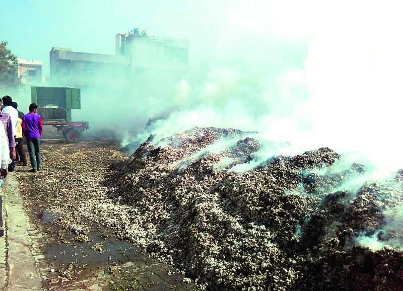 Shegaon: burnt kiln in fire, cotton and khak | शेगाव : भट्टड जीनला आग, कापूस जळून खाक