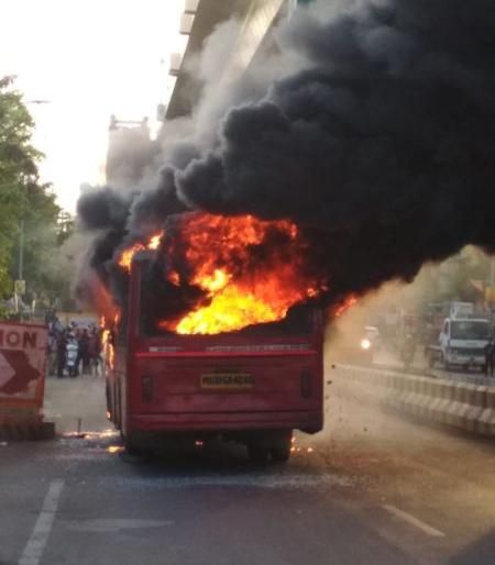Bus burnt due to short circuit in Nagpur: loss of millions | नागपुरात शॉर्ट सर्किटमुळे बस जळाली : लाखोंचे नुकसान