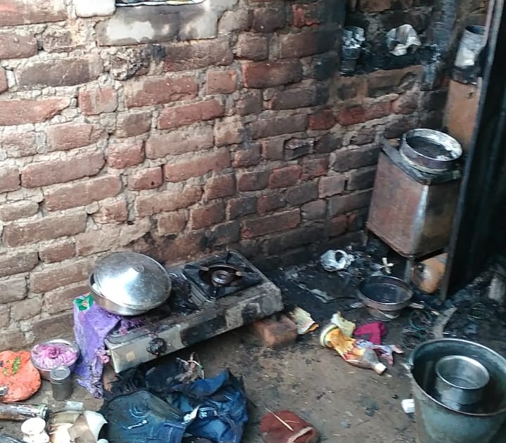 Home fire after cylinder fires; 75 thousand rupees loss | सिलेंडर भडकल्याने घराला आग; ७५ हजार रुपयाचे नुकसान