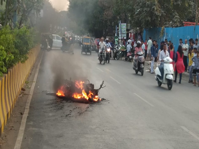 Fire to Bike on the aakurdi road in chinchwad | चिंचवडमधून आकुर्डीकडे जाणाऱ्या रस्त्यावर दुचाकीने घेतला अचानक पेट