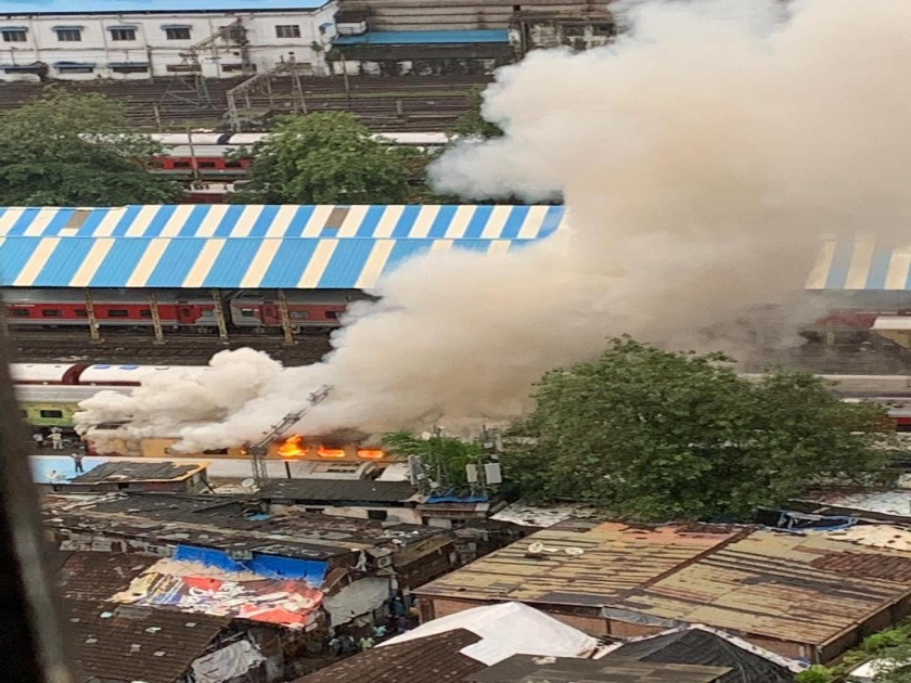  Mumbai Central - Jaipur Express broke out fire | मुंबई सेंट्रल - जयपूर एक्स्प्रेसच्या डब्याला भीषण आग 