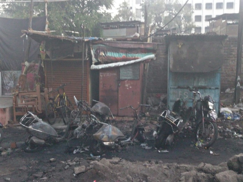 once again Two-wheeler target at Ganj Peth in Pune; 5 vehicles burnt | पुण्यातील गंज पेठेत दुचाकी पुन्हा एकदा लक्ष्य ; ५ गाड्या पेटवल्या 