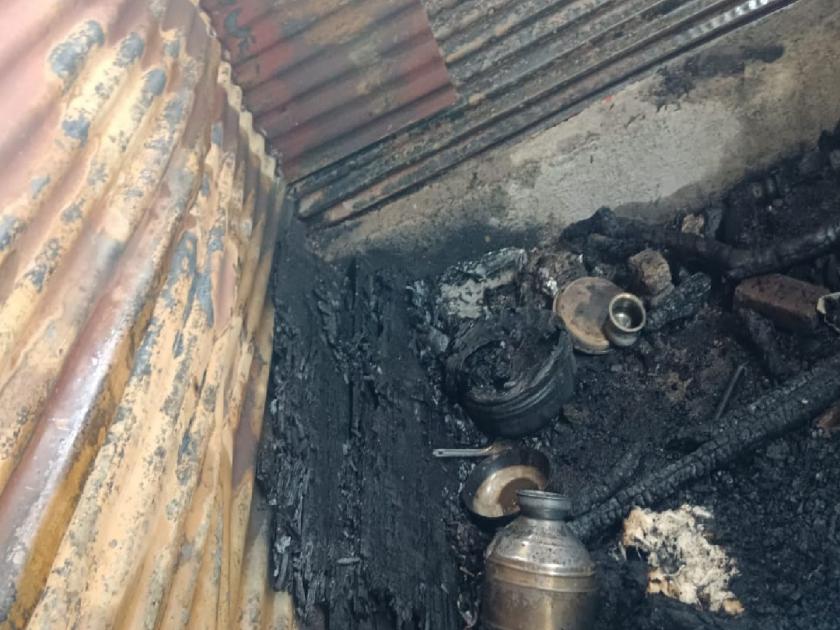 house and hut of sugarcane workers were burnt In Satara | साताऱ्यात घरासह ऊसतोड मजुरांच्या झोपडीला आग, संसारोपयोगी साहित्य जळून खाक