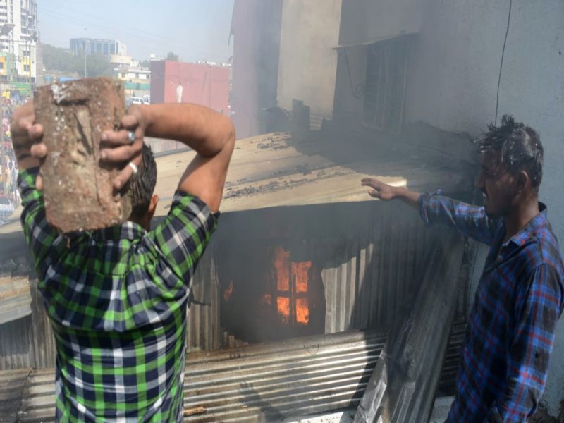 Fire broke out after one and a half hours: Three houses were destroyed in Wadala Nagar | दीड तासानंतर आग आटोक्यात : वडाळागावात तीन घरे भस्मसात