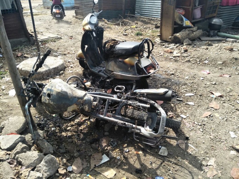 incident of burns in Yerwada area of ​​Pune; Citizen police run | पुण्यातील येरवडा परिसरात गाड्या जाळण्याचा प्रकार; नागरिकांची पोलिसांत धाव
