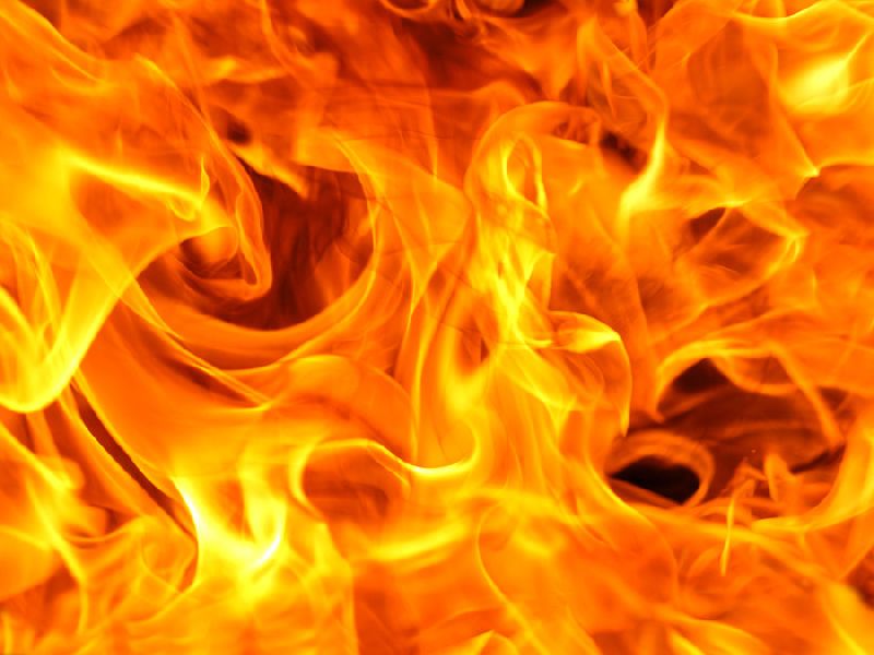Awful! man burn in his own house at Parabhani | भयंकर ! मध्यरात्री घरात घुसून एकास लाकडाचे सरण रचून जाळले