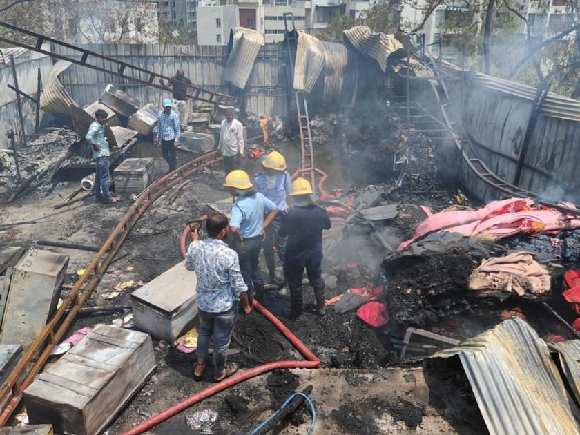 Fire at mandap material godown in Kothrud, Poud road incident | Pune: कोथरुडमध्ये मंडप साहित्याच्या गोदामात आग, पौड रस्त्यावरील​​​​​​​ घटना