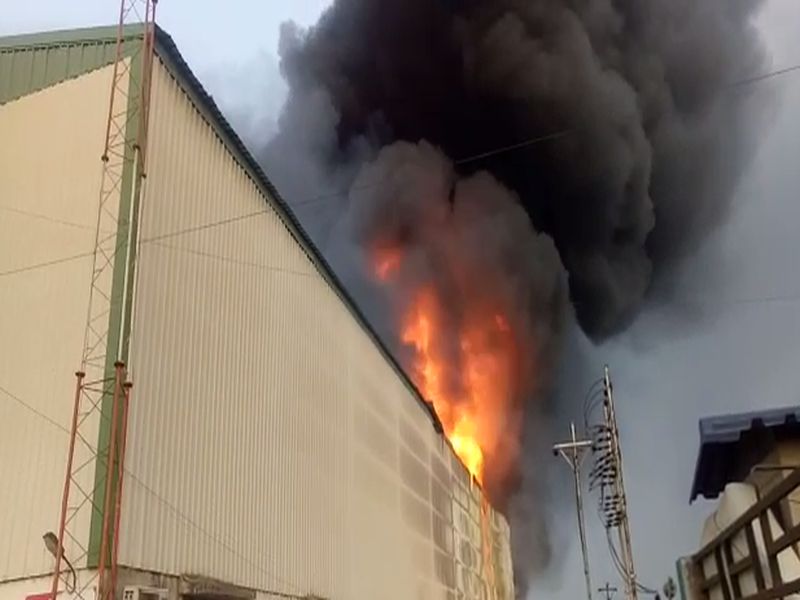 Pune: Great fire of Mahindra Logistics Company Godown | पुणे : महिंद्रा लॉजिस्टिक कंपनीच्या गोडाऊनला भीषण आग
