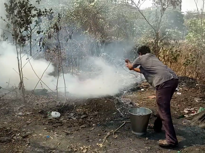 Burn the fodder in the field at Anakwade | अनकवाडे येथे शेतातील चारा जळून खाक