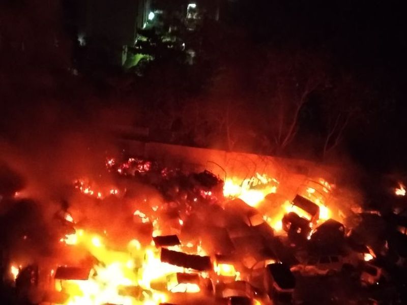 200 vehicles burnt in a fire in Handawadi pune | हांडेवाडीत लागलेल्या आगीत २०० वाहनं जळून खाक