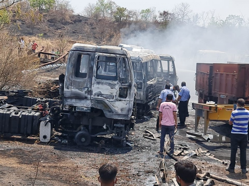 Fire at Tata DLT's container yard; Burn more than twenty containers | टाटा डीएलटी कंपनीच्या कंटेनर यार्डला आग; वीस पेक्षा जास्त कंटेनर जळून खाक