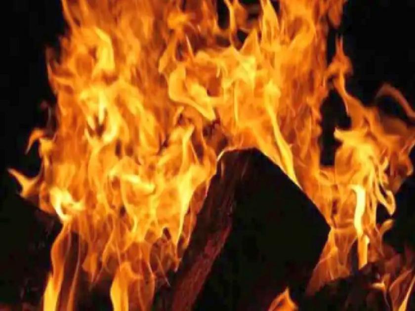 funeral pyre fire flare up, three injured two of them died while treatment | चितेला अग्नी देताना भडका उडून तीन जण होरपळले; दोघांचा उपचारादरम्यान मृत्यू