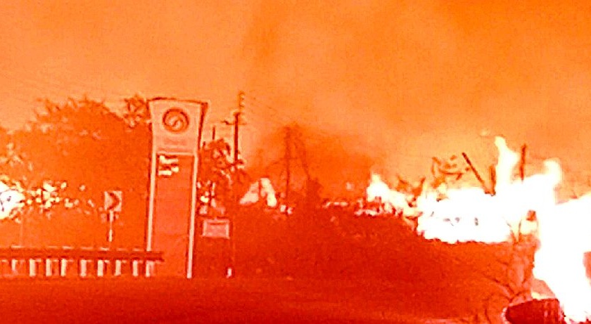 Massive fire in Ballarpur wood, bamboo depot, hundreds of forest resources burnt out in fire | वणव्याचा आगडोंब; बांबू डेपो आणि पेट्रोलपंप जळून खाक