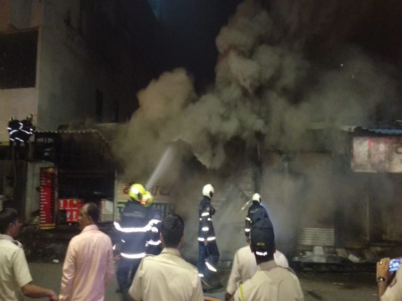 Shops on fire in Mumbai's Ghodapdev area | मुंबईतील घोडपदेव परिसरात दुकानाला आग