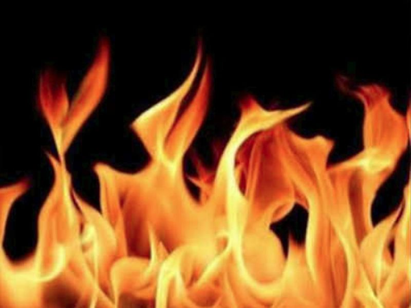 Massive fire at Oil Industries in Akola MIDC | अकोला एमआयडीसीतील ऑइल इंडस्ट्रीजला भीषण आग