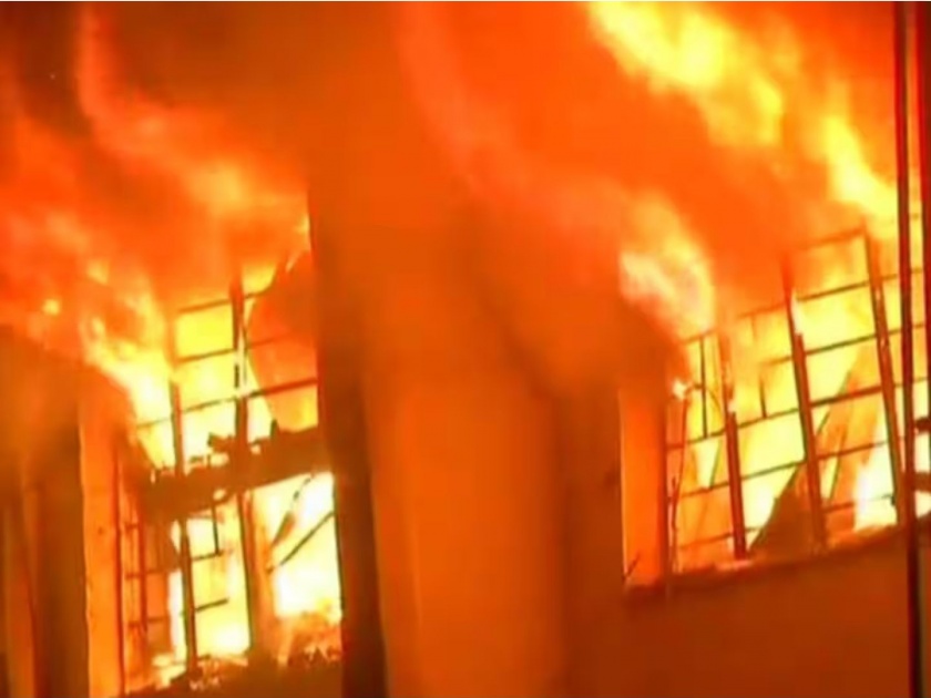 Massive fire breaks out at ministry building in Bhopal; Burn important documents | भोपाळमध्ये मंत्रालयाच्या इमारतीला भीषण आग; महत्त्वाची कागदपत्रं जळून खाक