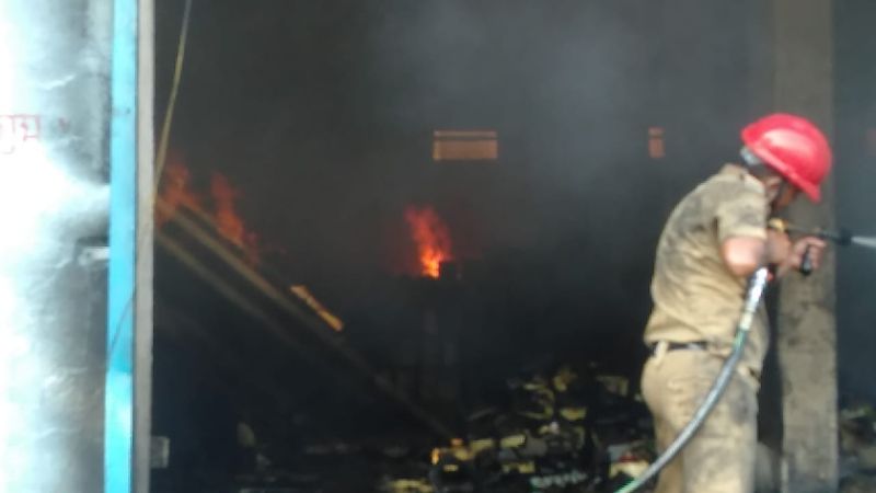 Akola: A huge fire broke out at a soybean oil factory in MIDC | अकोला : एमआयडीसीतील सोयाबीन तेलाच्या कारखान्याला भीषण आग