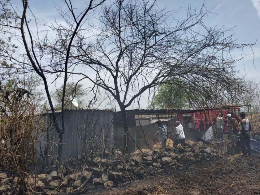 Fire breaks in Faizalpur house | फैजलापुर येथे घरासह गोठ्याला आग