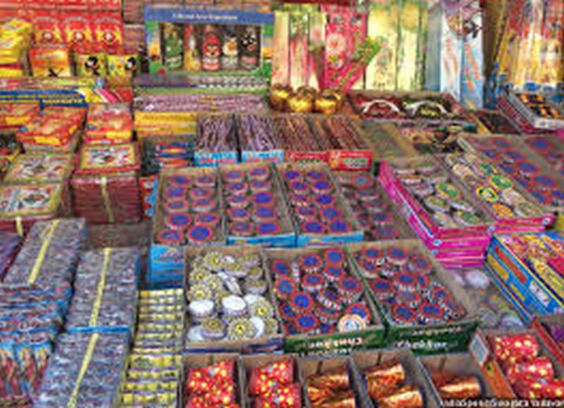 Khamgaon: Firecracker sales fall by 40 per cent this year | खामगाव :  फटाका विक्रीत यंदा ४० टक्के घसरण