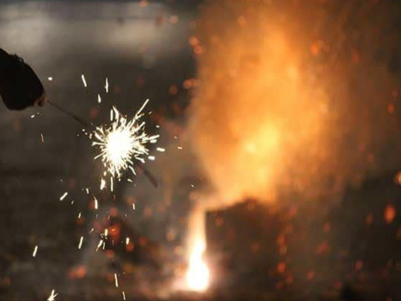 17 fire incidents due to firecrackers | फटाक्यांनी लावल्या 17 अागी
