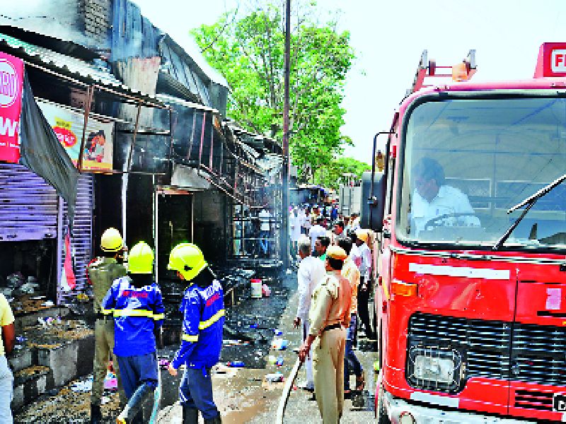  Dehurod market shops took fire | देहूरोड बाजारपेठेतील दुकानांना लागली आग