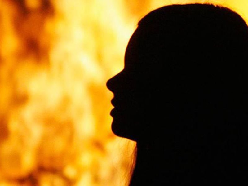 Attempted to burn the woman alive, filed a crime | पैसे न दिल्याच्या कारणावरुन महिलेला जिवंत जाळण्याचा प्रयत्न, गुन्हा दाखल
