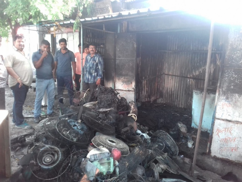 Fire broke out at shop in malkapur | मलकापूरात दुकानाला आग; २ लाखाचा माल जळून खाक