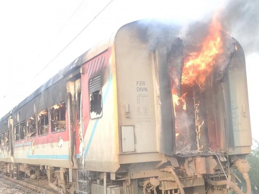 fire in train people saved life by jumping from window gateman yashpal became god for 150 passengers | ट्रेनला आग, खिडकीतून उडी मारून वाचवला जीव; 150 प्रवाशांसाठी यशपाल बनला 'देवदूत'