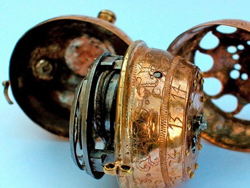 Is This is the first watch in the world invented by Peter Henlein? | बघा कसं होतं जगातलं पहिलं घड्याळ, हे घड्याळ बघून व्हाल चकीत!