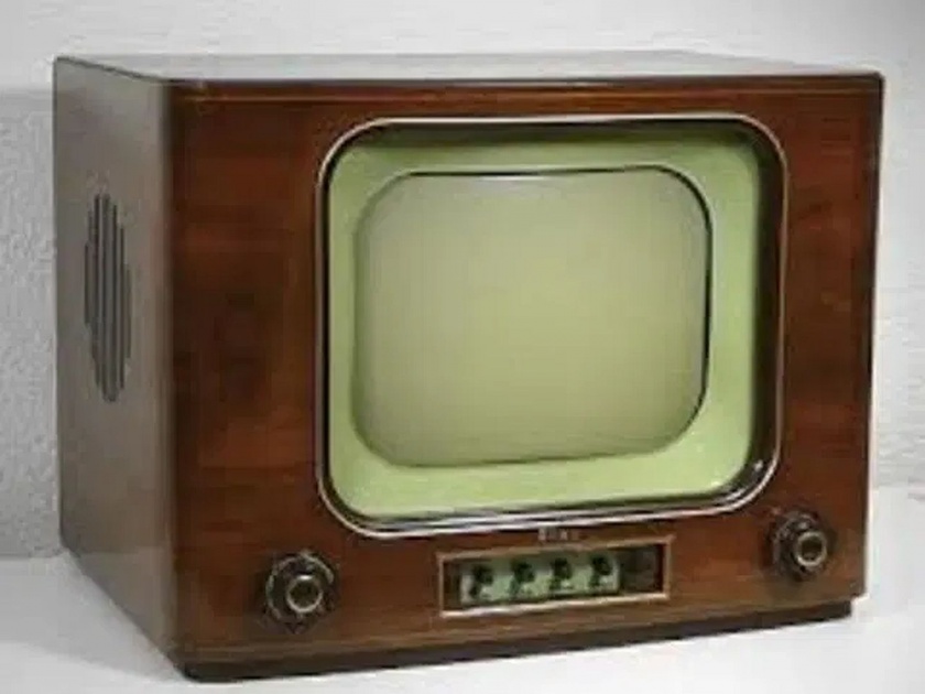 First television made of fan motor, sewing cardboard and biscuit tin | फॅनची मोटर आणि कार्डबोर्डच्या जुगाडाने बनवला होता पहिला टीव्ही, ९० वर्षांचा रोमांचक प्रवास!