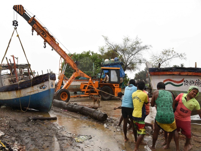 Cyclone damages Mira-Bhayander fishermen; The change of direction averted the danger | Cyclone Nisarga: चक्रीवादळाने मीरा-भाईंदरच्या मच्छीमारांचं नुकसान; दिशा बदलल्यानं धोका टळला