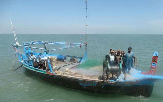 200 kg of heroin seized from Pakistani boat | पाकिस्तानी बोटीतून २०० किलो हेरॉइन जप्त