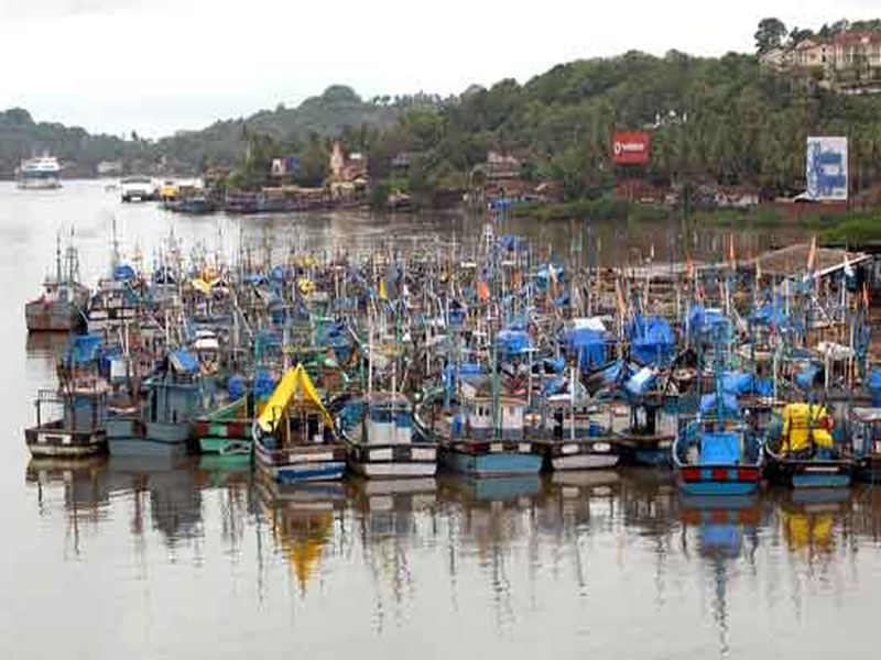 Goa : More difficulties trawlers going into the sea | गोव्यातील ट्रॉलर्स समुद्रात जाण्यामध्ये अजून अडचणी