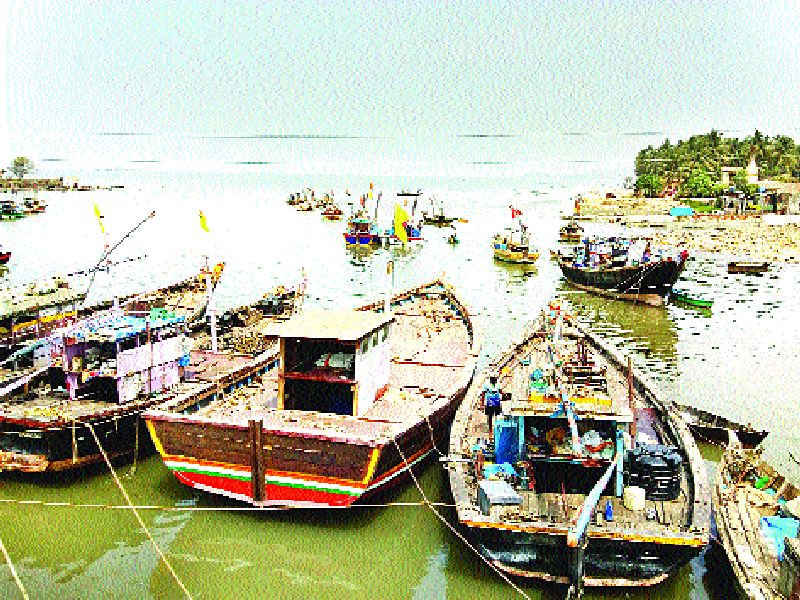 Boat bays due to lack of fish | मासळी मिळत नसल्याने बोटी किनारी